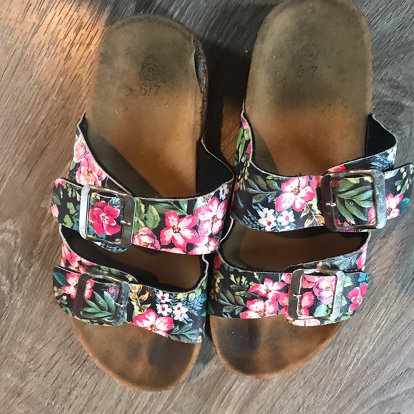 ***3 for $10***Girls sandals size 6/7 - Picture 2 of 2